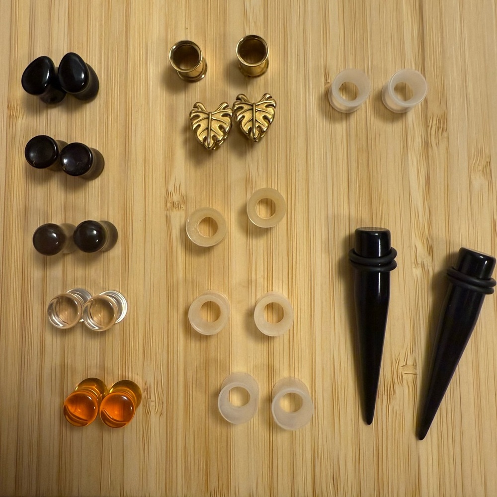 Lot of 12 - 0G Plugs, Taper, Tunnel, and Saddle